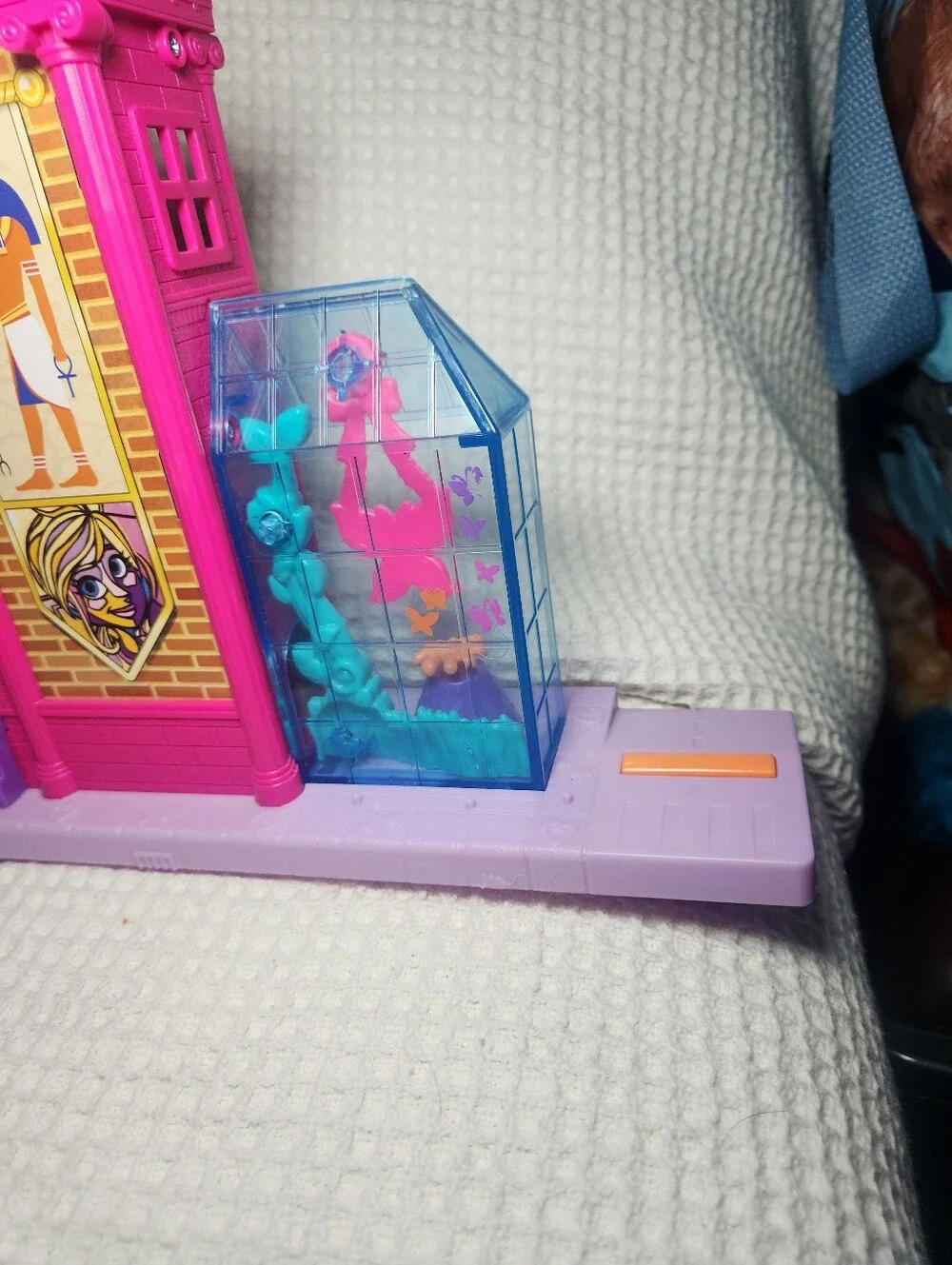 POLLY POCKET™ STARRING SHANI™ POLLYVILLE™ MIGHTY MUSEUM™ Playset Includes 17 Pcs